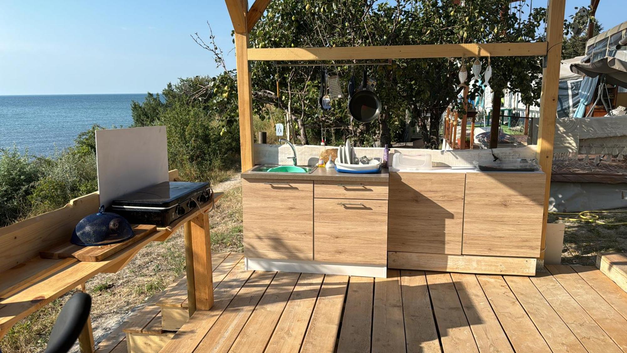 Karavana Tropicana Varna Exterior foto
